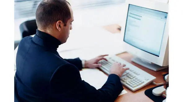 خطرات زیاد نشستن/تشدید واریش با زیاد نشستن پشت میز کار