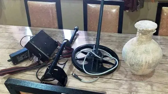 کشف دستگاه گنج یاب و اشیای عتیقه در مرودشت 