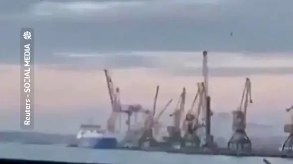 لحظه هدف قرار گرفتن کشتی باری ترکیه در اوکراین