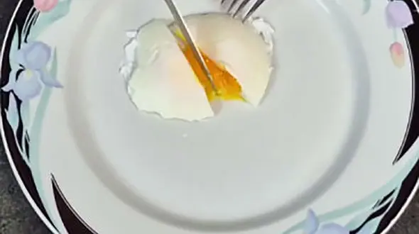 ساده ترین روش پخت تخم مرغ پوچد برای صبحانه + فیلم