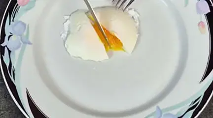 ساده ترین روش پخت تخم مرغ پوچد برای صبحانه + فیلم