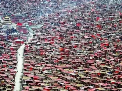 بزرگترین اقامتگاه بودایی جهان در ارتفاعات تبت / هزاران خانه سرخ‌ رنگ در دل کوه های تبت