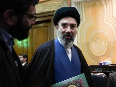4 عکس از مجتبی خامنه ای فرزند رهبر شهید در مکانی که حیرت می کنید 