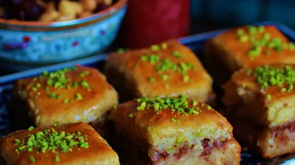 طرز تهیه کیک باقلوا با تزیین پودر پسته/ویژه شب یلدا