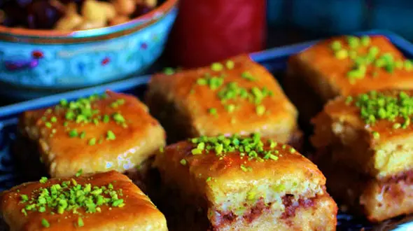 طرز تهیه کیک باقلوا با تزیین پودر پسته/ویژه شب یلدا