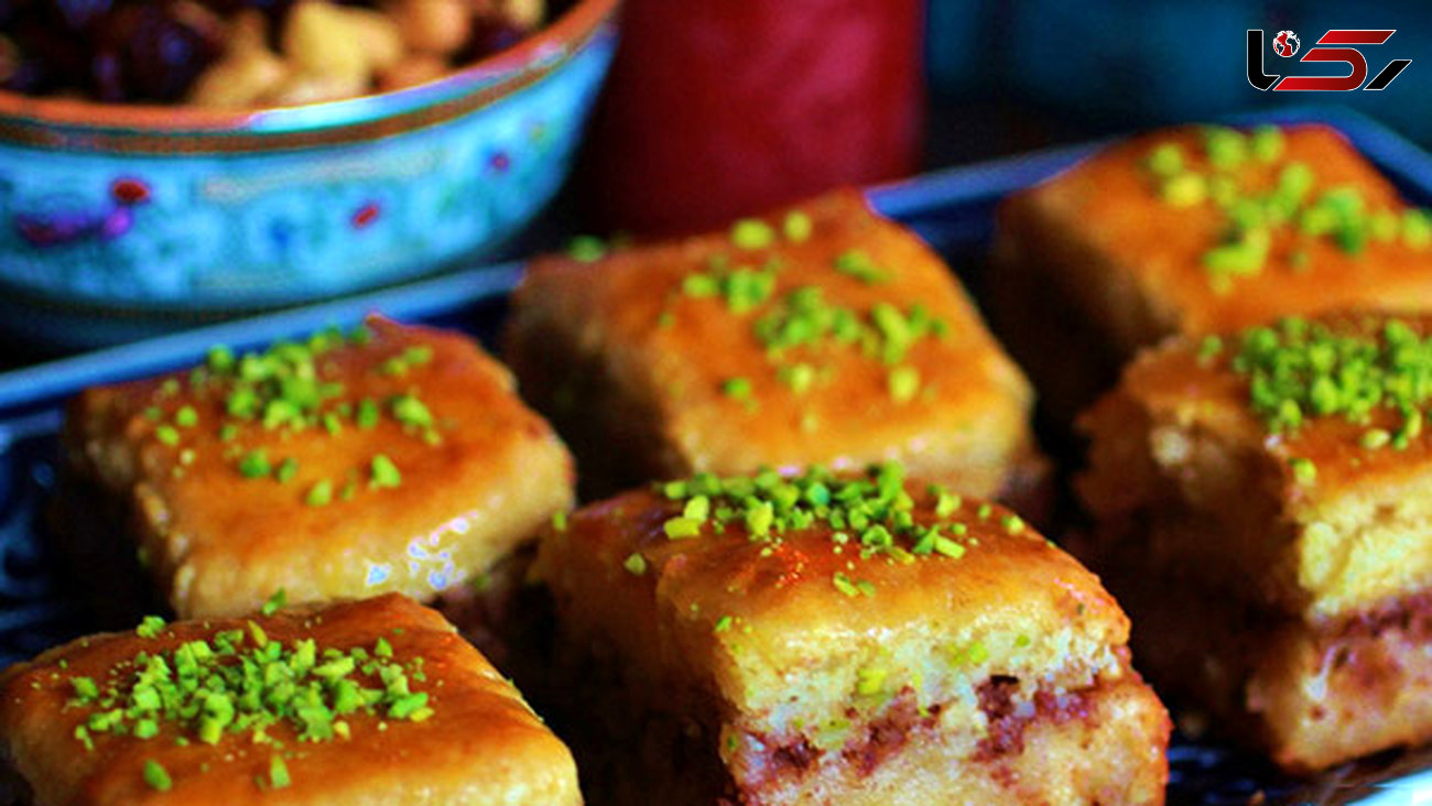 طرز تهیه کیک باقلوا با تزیین پودر پسته/ویژه شب یلدا