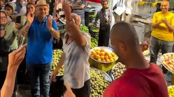 فیلم / آواز ماندگار / صادق بوقی و جوان رعنای بی مو با مسافرای رشت چه آو آو آویی راه انداختن 