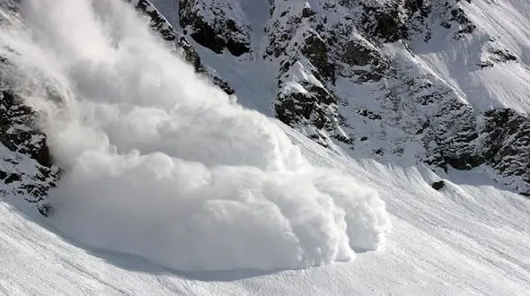 سقوط بهمن در گردنه ژالانه 80 خودرو را گرفتار کرد