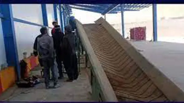 گیر کردن دست کارگر جوان بین دستگاه صعنتی + جزییات