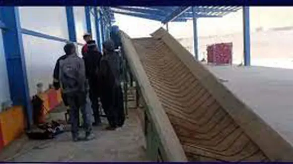 گیر کردن دست کارگر جوان بین دستگاه صعنتی + جزییات