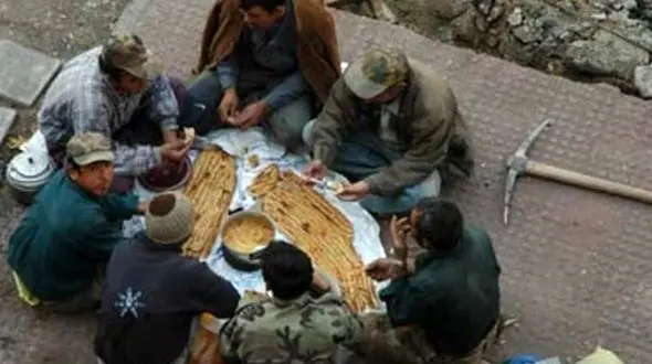 برای خوشایند سرمایه دار دستمزد کارگر را سرکوب می کنند/ جوان کارگر دیگر به ازدواج فکر نمی کند