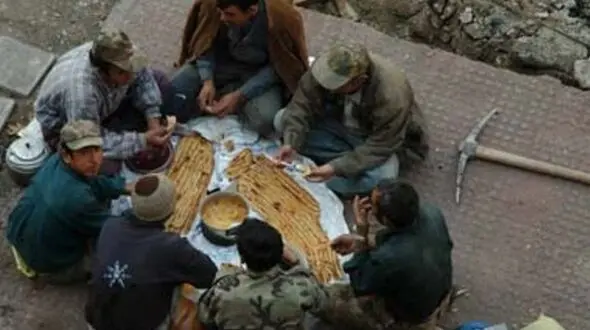 برای خوشایند سرمایه دار دستمزد کارگر را سرکوب می کنند/ جوان کارگر دیگر به ازدواج فکر نمی کند