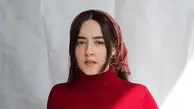 عکس ها / حضور به آفرید غفاریان بازیگر سریال بی عاطفه با موهای آبی و کلاه در اکران مردمی / خانم بازیگر جوان با این استایل خبرساز شد