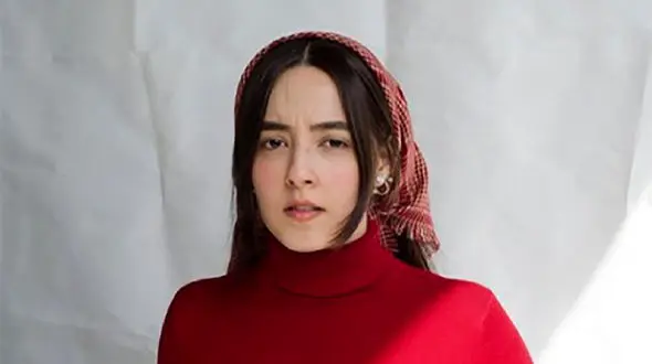 عکس ها / حضور به آفرید غفاریان بازیگر سریال بی عاطفه با موهای آبی و کلاه در اکران مردمی / خانم بازیگر جوان با این استایل خبرساز شد