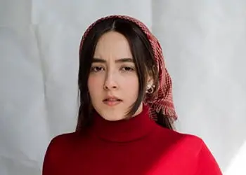 عکس ها / حضور به آفرید غفاریان بازیگر سریال بی عاطفه با موهای آبی و کلاه در اکران مردمی / خانم بازیگر جوان با این استایل خبرساز شد