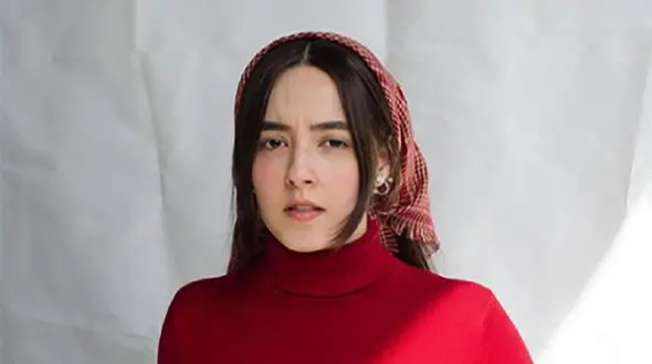 عکس ها / حضور به آفرید غفاریان بازیگر سریال بی عاطفه با موهای آبی و کلاه در اکران مردمی / خانم بازیگر جوان با این استایل خبرساز شد
