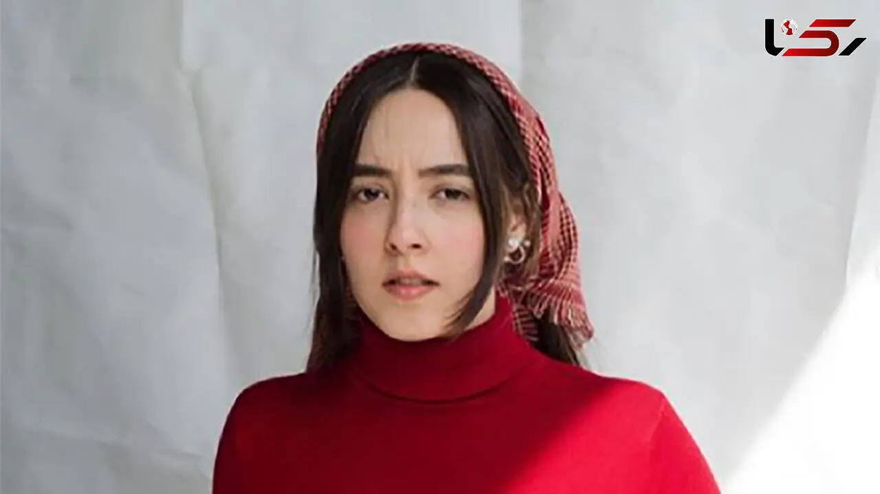 عکس ها / حضور به آفرید غفاریان بازیگر سریال بی عاطفه با موهای آبی و کلاه در اکران مردمی / خانم بازیگر جوان با این استایل خبرساز شد