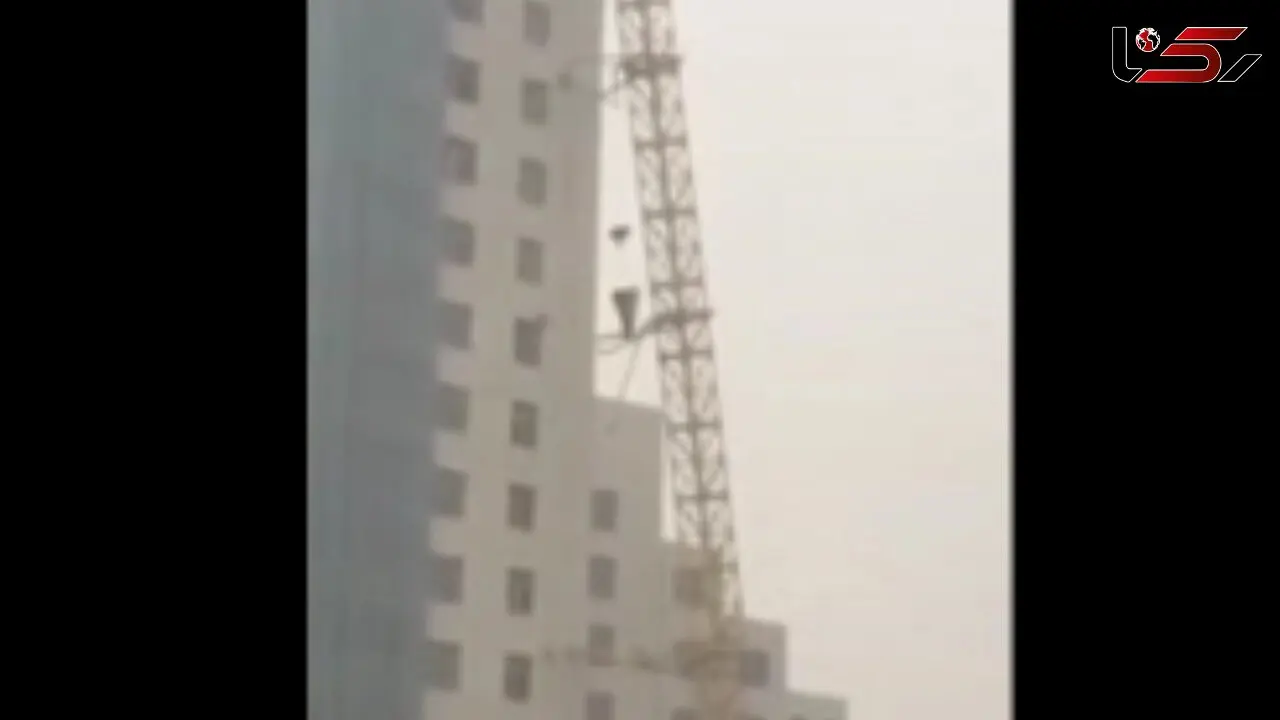 ببینید باد شدید چگونه جرثقیل را از جا می کند! + فیلم