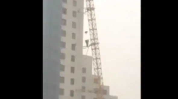 ببینید باد شدید چگونه جرثقیل را از جا می کند! + فیلم