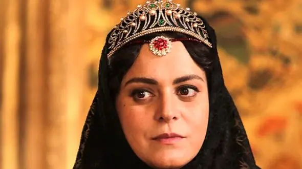 فیلم/ شعرخوانی دلنوازِ خواهر ناصرالدین شاه از حافظ: بیا تا گل برافشانیم و می در ساغر اندازیم...