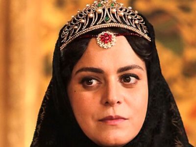 فیلم/ شعرخوانی دلنوازِ خواهر ناصرالدین شاه از حافظ: بیا تا گل برافشانیم و می در ساغر اندازیم...