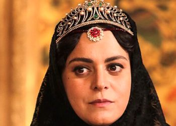 فیلم/ شعرخوانی دلنوازِ خواهر ناصرالدین شاه از حافظ: بیا تا گل برافشانیم و می در ساغر اندازیم...