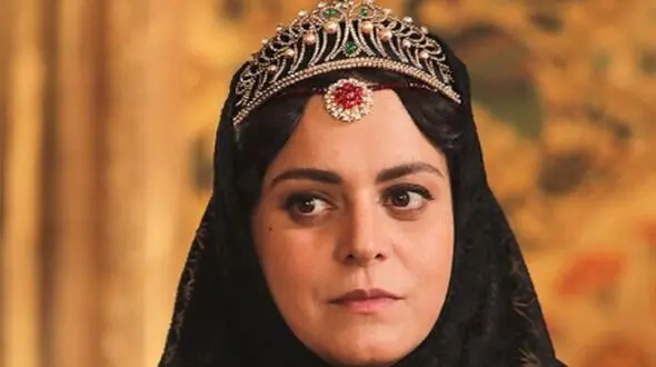 فیلم/ شعرخوانی دلنوازِ خواهر ناصرالدین شاه از حافظ: بیا تا گل برافشانیم و می در ساغر اندازیم...