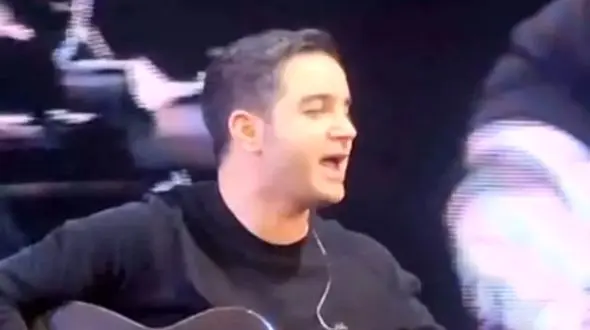 آواز احساسی؛ میکروفن محسن یگانه تو آهنگ بهت قول میدم به اذن خدا چرخید سمتش چه ذوقید