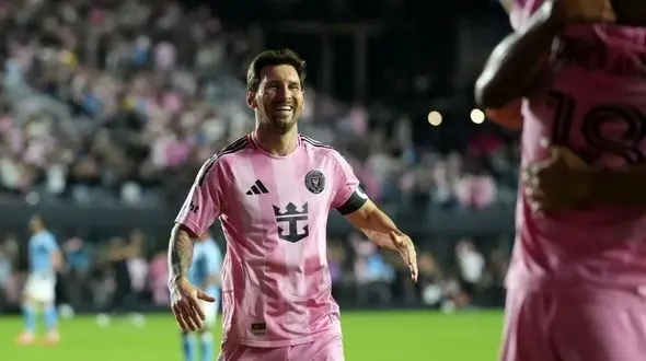 لحظه‌ای ماندگار؛ مسی و بوسه مادرش در جشن قهرمانی +عکس