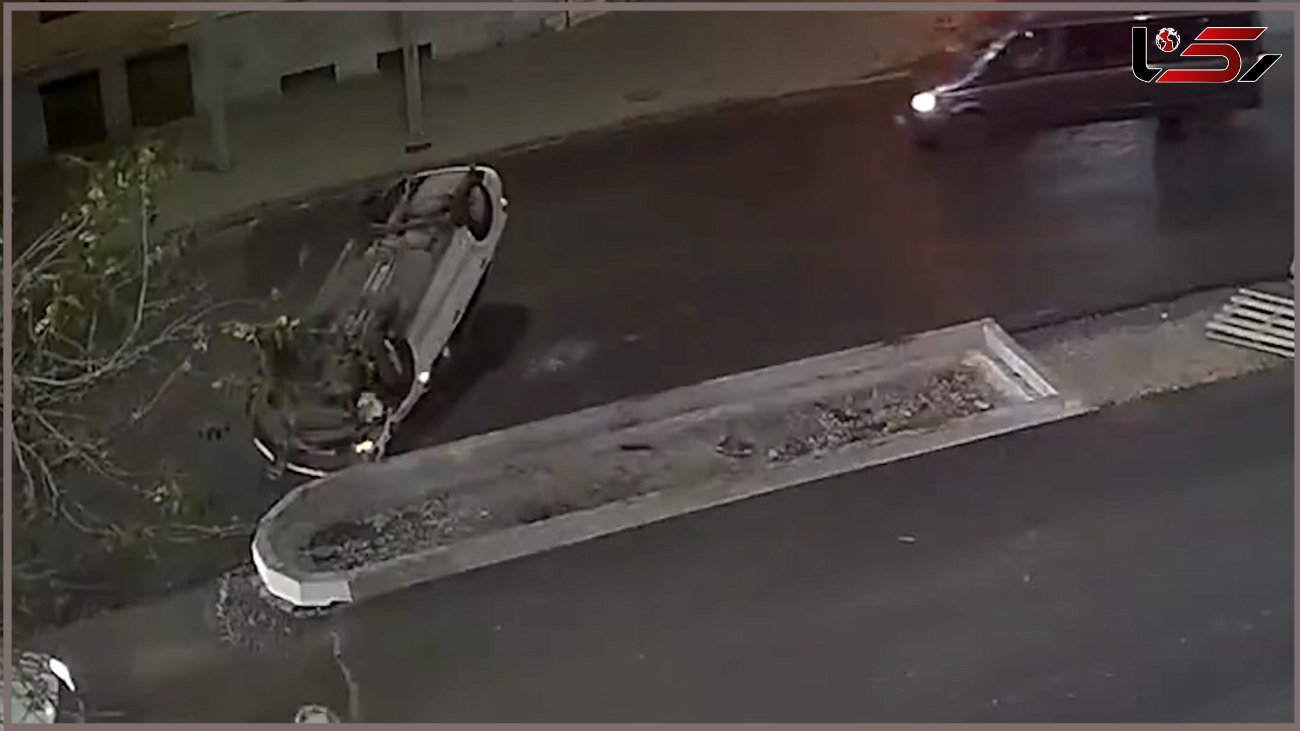 فیلم واژگونی هولناک یک خودرو در وسط خیابان / سرعت جنون آمیز کار دست راننده داد / ببینید