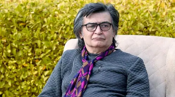 حضور رضا رویگری با ویلچر بر سر مزار داریوش مهرجویی ! / اسدالله یکتا کنارش نشسته !