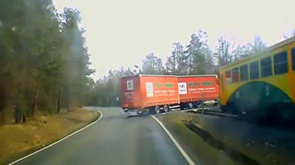 اقدام هولناک راننده تریلی در خیابان+فیلم