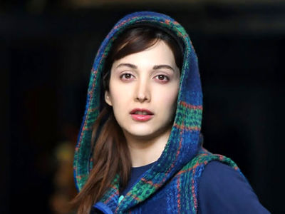فیلم روشنک گرامی از زیر لحاف : یه عده‌ شبا میان جلوی خونم بلند همش فحش میدن / دیشب به یک فیلم فحش می دادن فحش ها اول و آخری / نمی دونم مگه من ....