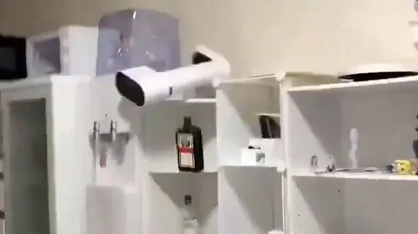 فیلم لحظه زلزله 7.3 ریشتری در ژاپن / مردی در وان آب گرفتار شد