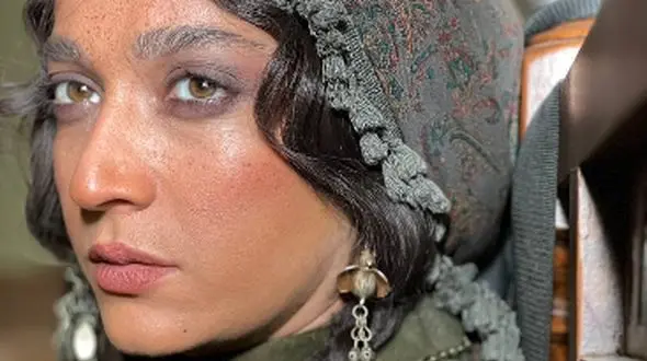 فیلم/ الهام نامی بازیگر شکارگاه: 4 ساله بودم  پسرداییم گفت پدر و مادرت تو رو از توی هندونه پیدا کردن ...  باور کرده بودم ! همیشه میگفتم پدر و مادرا باید  طوری هندونه رو ببرن اگه توش بچه باشه چیزیش نشه! ...