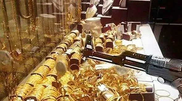 فیلم حمله سارقان مسلح به یک جواهر فروشی /جواهر فروشی در میان دزدان مسلح غرق شد