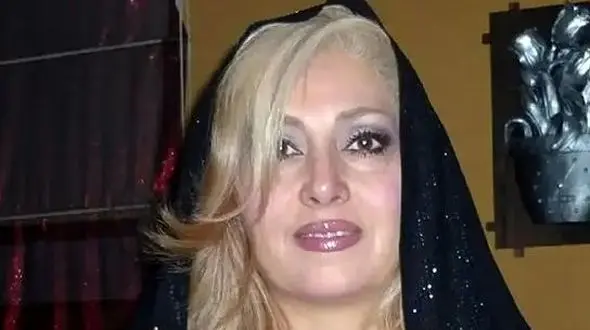 «جهانگیر فروهر» در حال صحبت با دخترش «لیلا فروهر» در دهه ۴۰