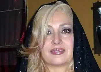 «جهانگیر فروهر» در حال صحبت با دخترش «لیلا فروهر» در دهه ۴۰