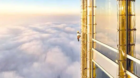 کارگری بالای بلند ترین آسمانخراش دنیا+عکس