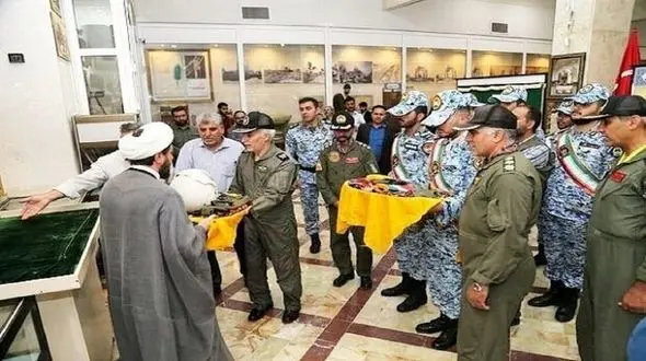 اهدای لباس آغشته به خون خلبان شهید ارتش به موزه حرم حضرت معصومه(س)