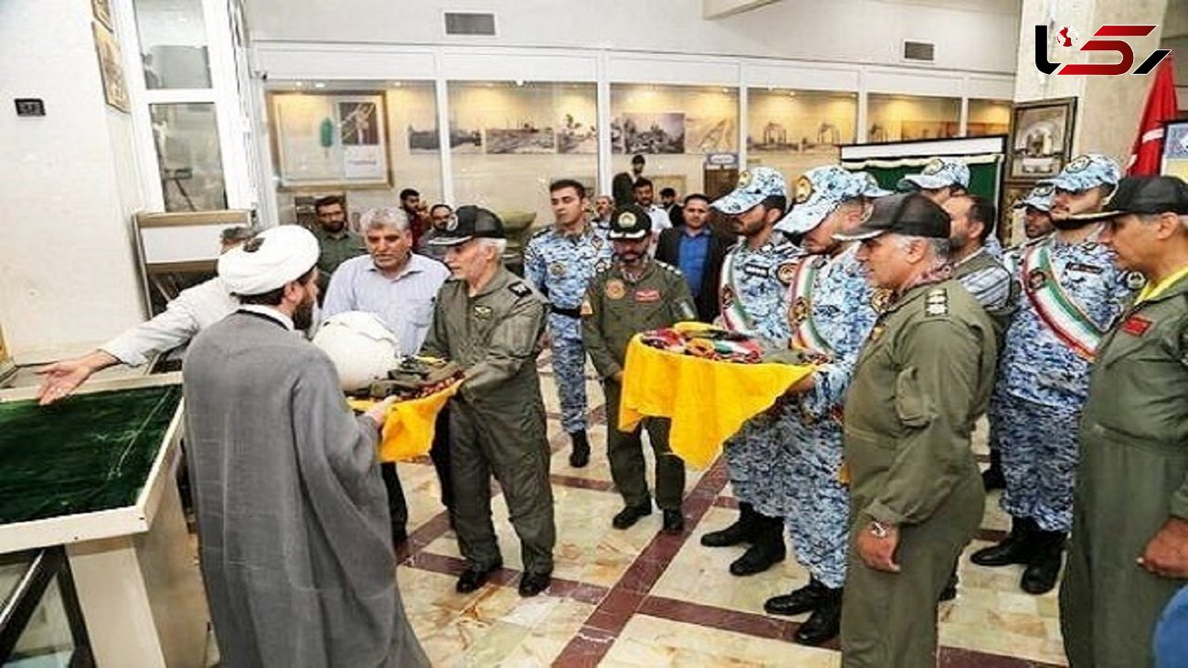 اهدای لباس آغشته به خون خلبان شهید ارتش به موزه حرم حضرت معصومه(س)