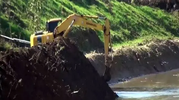 لودرها به جان زیستگاه فک خزری و پرندگان مهاجر آشوراده افتاده اند / محیط زیست میانکاله؛ قربانی جنگ 2 استان