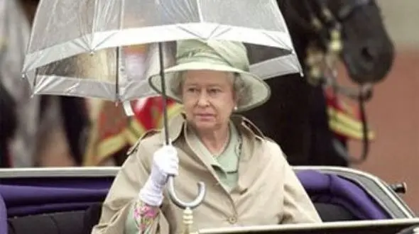 تیپ های متفاوت ملکه الیزابت در روزهای بارانی +تصاویر 