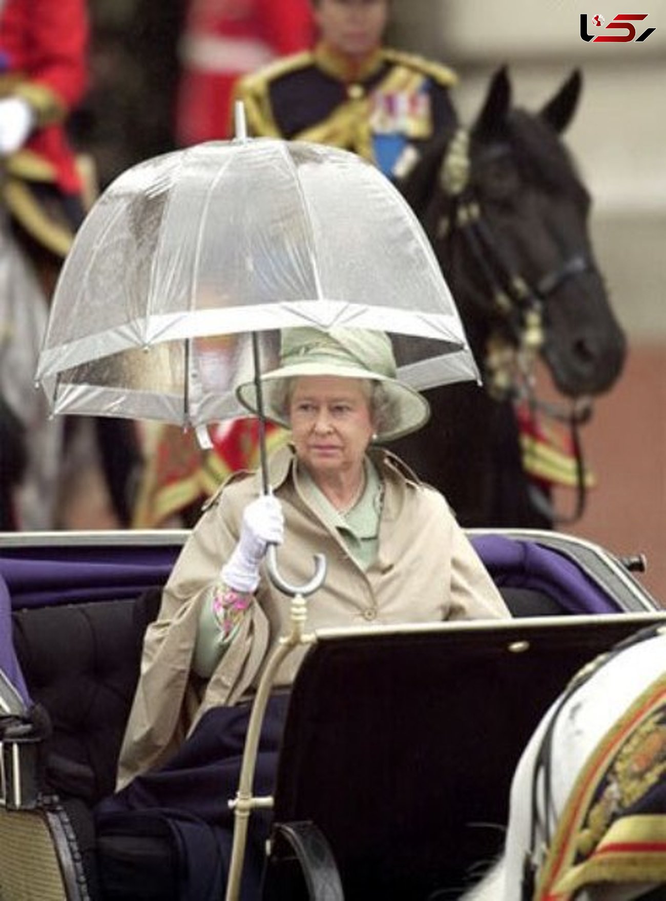تیپ های متفاوت ملکه الیزابت در روزهای بارانی +تصاویر 