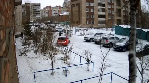 فیلم دعوا 2 همسایه بر سر جای پارک در روز برفی / لیز می خوردند