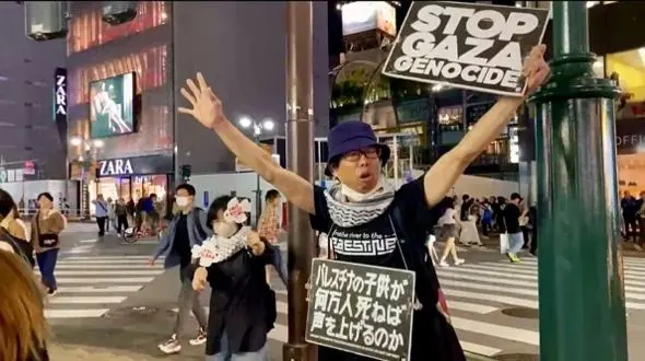 تظاهرات یک نفره در حمایت از غزه + فیلم