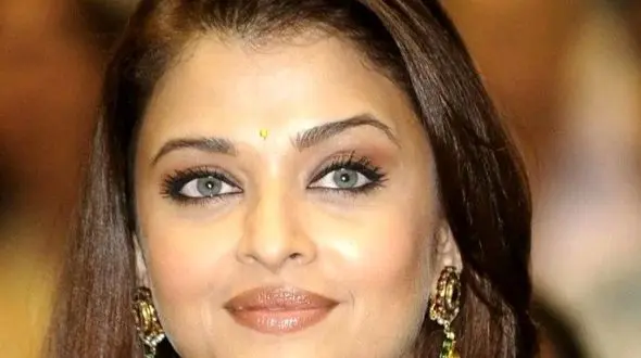 عکس ها / زیبایی آیشواریا رای 21 سال پیش در پالادیوم لندن با لباس هندی سنگ دوز