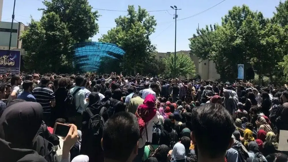 روزنامه کیهان: آنچه در دانشگاه اتفاق افتاد، تقابل فرزندان اصیل ایران با پادو های اجاره ای بود