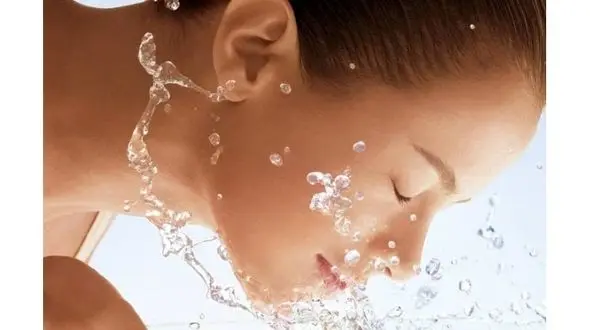  مزایای آب سرد برای پوست 