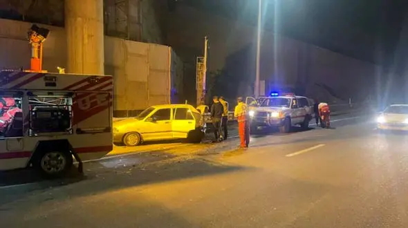 تصادف پراید با دیواره تونل شماره 10 در جاده چالوس + عکس